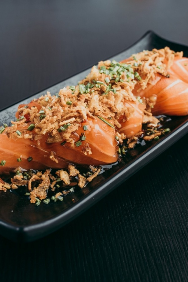 Nigiri de salmão e cebola